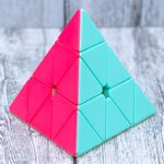 Jucarii, Copii si Bebe - Jucarii si jocuri - Jucarii & jocuri educative - Jocuri de memorie si inteligenta - Cub Magic 3x3x3, QiYi Qi Ming Pyraminx Neon SpeedCube, Stickerless, 420CUB-1 - Infinity.ro