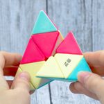 Jucarii, Copii si Bebe - Jucarii si jocuri - Jucarii & jocuri educative - Jocuri de memorie si inteligenta - Cub Magic 3x3x3, QiYi Qi Ming Pyraminx Neon SpeedCube, Stickerless, 420CUB-1 - Infinity.ro