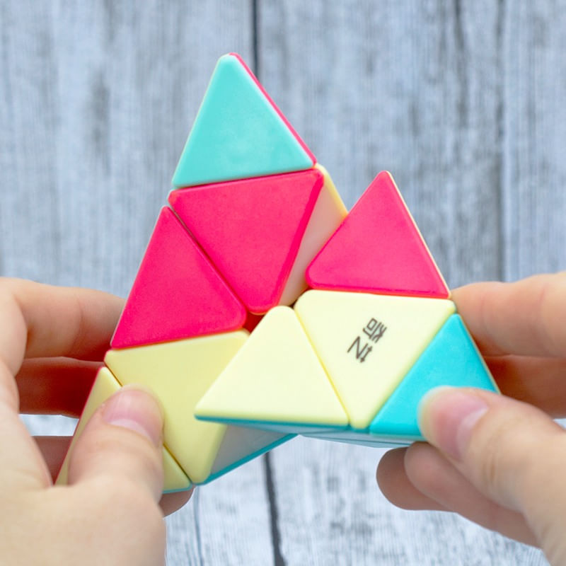 Jucarii, Copii si Bebe - Jucarii si jocuri - Jucarii & jocuri educative - Jocuri de memorie si inteligenta - Cub Magic 3x3x3, QiYi Qi Ming Pyraminx Neon SpeedCube, Stickerless, 420CUB-1 - Infinity.ro