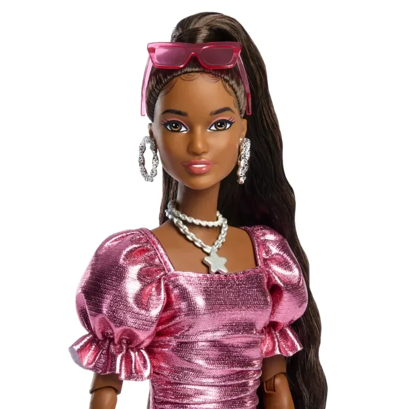 Jucarii, Copii si Bebe - Jucarii si jocuri - Papusi si accesorii - Papusi - Papusi Barbie Deluxe Style Rochie Roz Metalizat Coral - Infinity.ro