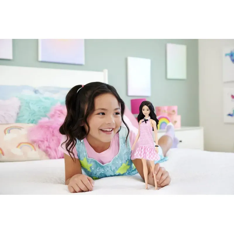 Jucarii, Copii si Bebe - Jucarii si jocuri - Papusi si accesorii - Papusi - Barbie Fashionistas Papusa Barbie Bruneta Cu Rochie Roz - Infinity.ro