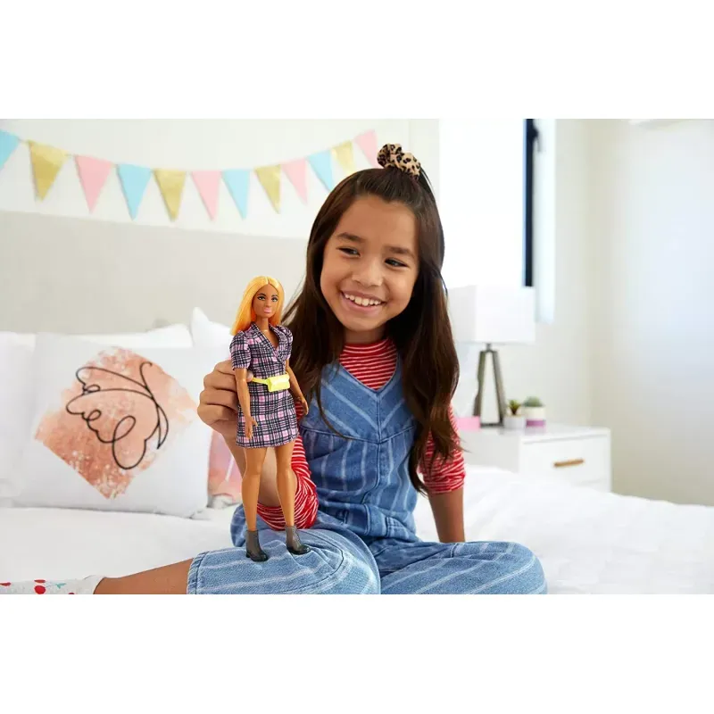 Jucarii, Copii si Bebe - Jucarii si jocuri - Papusi si accesorii - Papusi - Papusa Barbie Fashionista Cu Rochie Tip Blazer Roz In Carouri - Infinity.ro
