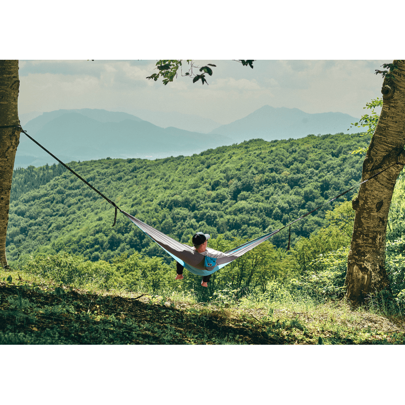 Casa si Gradina - Gradina si terasa - Balansoare si hamace - Hamace si suporturi - Hamac hikerjoy din material reciclat, usor, , 270x140 cm, doua curele de prindere si carabine incluse, albastru cu gri - Infinity.ro