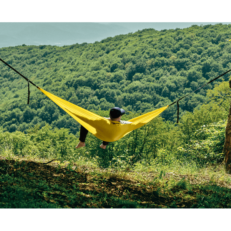 Casa si Gradina - Gradina si terasa - Balansoare si hamace - Hamace si suporturi - Hamac hikerjoy PRO,material ripstop, ultra portabil, usor,270x150 cm, curele prindere si carabine incluse, galben - Infinity.ro