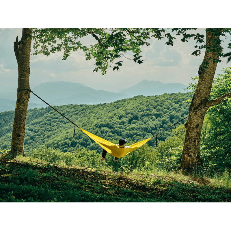 Casa si Gradina - Gradina si terasa - Balansoare si hamace - Hamace si suporturi - Hamac hikerjoy PRO,material ripstop, ultra portabil, usor,270x150 cm, curele prindere si carabine incluse, galben - Infinity.ro