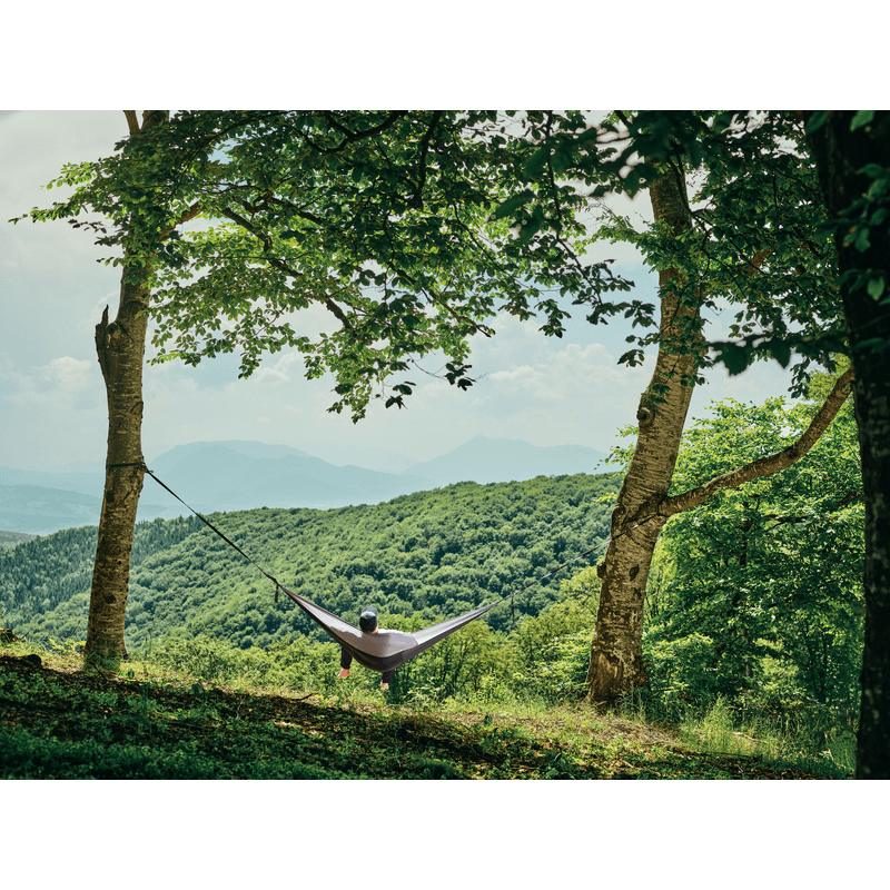 Casa si Gradina - Gradina si terasa - Balansoare si hamace - Hamace si suporturi - Hamac hikerjoy, material tip parasuta, ultra usor, portabil, 270x140 cm, curele prindere si carabine incluse, negru+gri - Infinity.ro