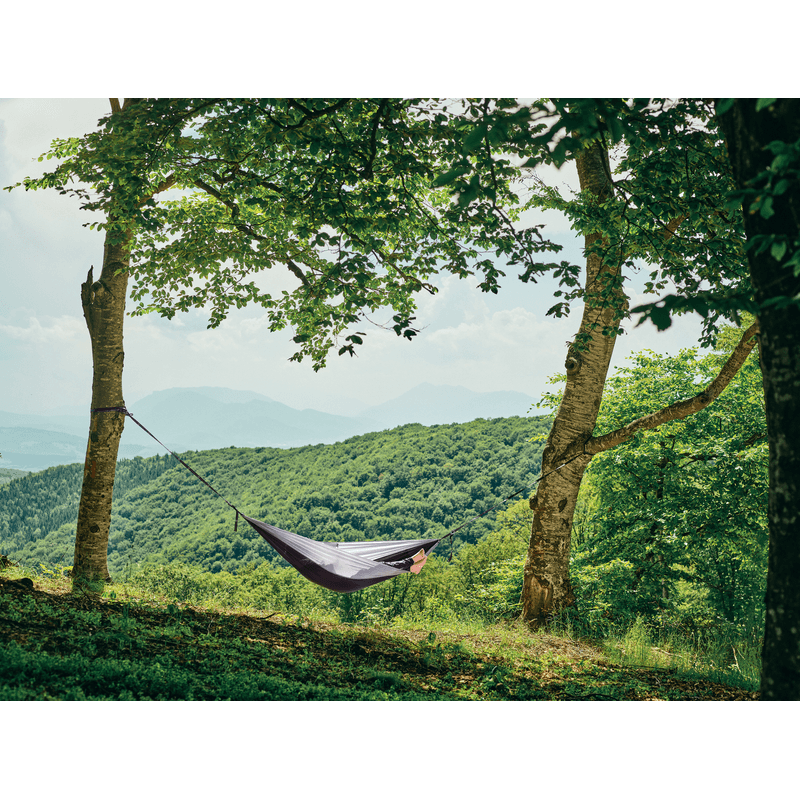 Casa si Gradina - Gradina si terasa - Balansoare si hamace - Hamace si suporturi - Hamac hikerjoy, material tip parasuta, ultra usor, portabil, 270x140 cm, curele prindere si carabine incluse, negru+gri - Infinity.ro