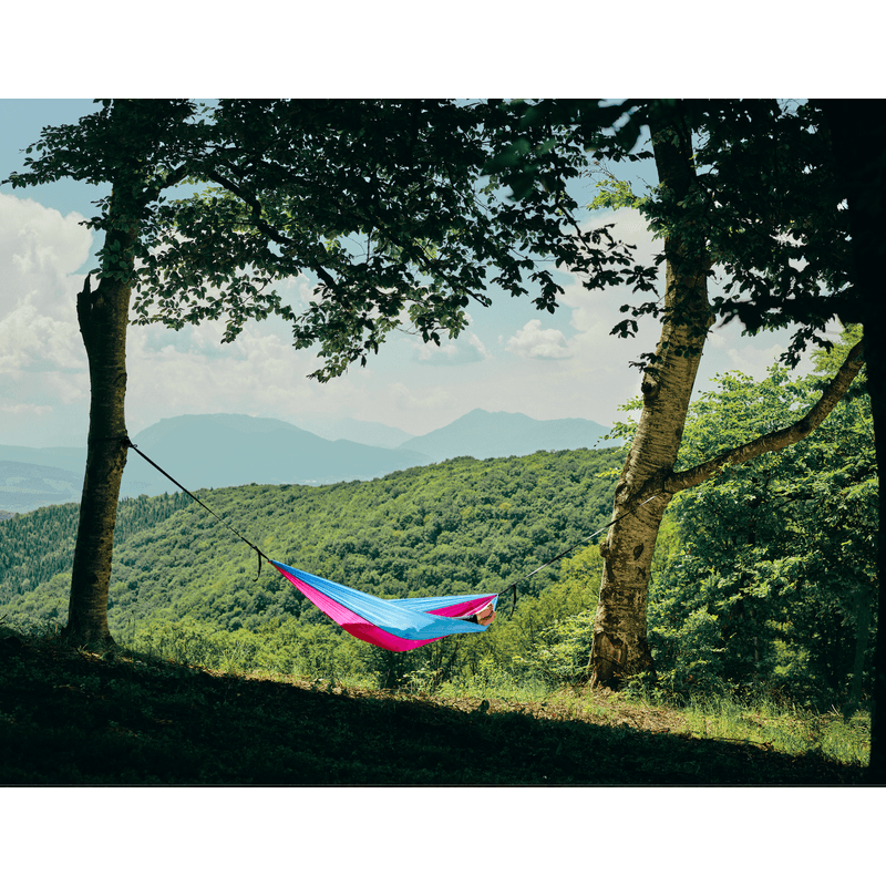 Casa si Gradina - Gradina si terasa - Balansoare si hamace - Hamace si suporturi - Hamac hikerjoy,material tip parasuta, ultra usor,portabil,270x140 cm,curele prindere si carabine incluse, roz-sky blue - Infinity.ro