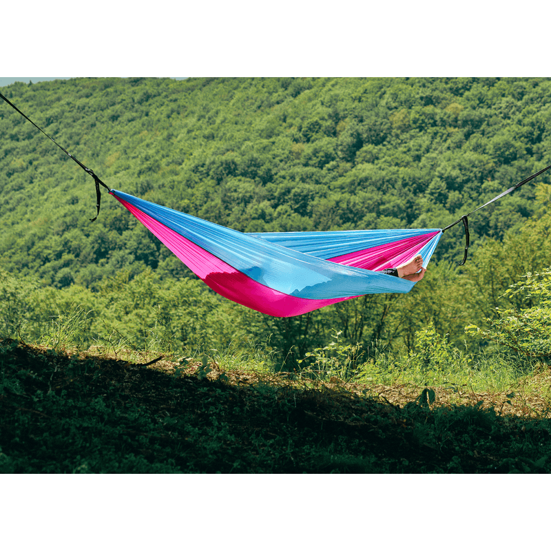 Casa si Gradina - Gradina si terasa - Balansoare si hamace - Hamace si suporturi - Hamac hikerjoy,material tip parasuta, ultra usor,portabil,270x140 cm,curele prindere si carabine incluse, roz-sky blue - Infinity.ro