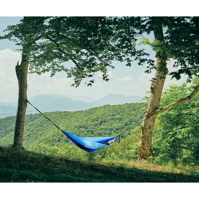 Casa si Gradina - Gradina si terasa - Balansoare si hamace - Hamace si suporturi - Hamac hikerjoy,material tip parasuta, ultra usor,portabil,270x140 cm,curele prindere si carabine incluse, albastru - Infinity.ro