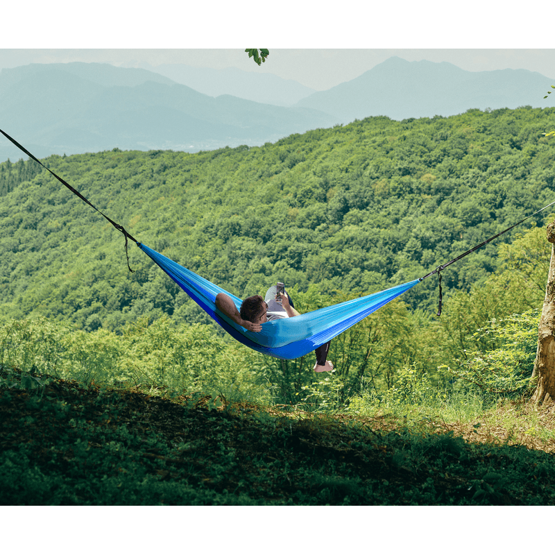 Casa si Gradina - Gradina si terasa - Balansoare si hamace - Hamace si suporturi - Hamac hikerjoy,material tip parasuta, ultra usor,portabil,270x140 cm,curele prindere si carabine incluse, albastru - Infinity.ro