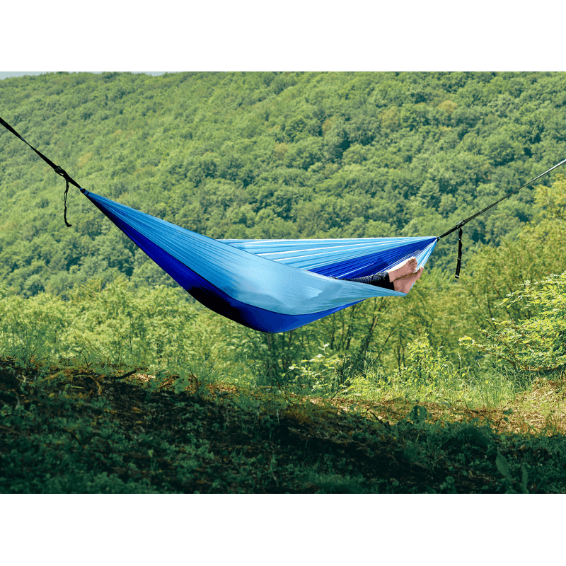 Casa si Gradina - Gradina si terasa - Balansoare si hamace - Hamace si suporturi - Hamac hikerjoy,material tip parasuta, ultra usor,portabil,270x140 cm,curele prindere si carabine incluse, albastru - Infinity.ro