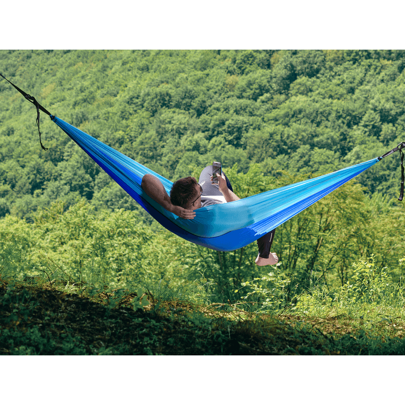 Casa si Gradina - Gradina si terasa - Balansoare si hamace - Hamace si suporturi - Hamac hikerjoy,material tip parasuta, ultra usor,portabil,270x140 cm,curele prindere si carabine incluse, albastru - Infinity.ro