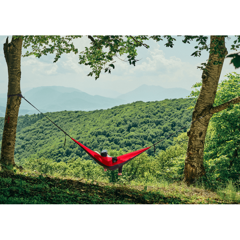 Casa si Gradina - Gradina si terasa - Balansoare si hamace - Hamace si suporturi - Hamac hikerjoy, material tip parasuta, ultra usor, portabil, 270x140 cm, curele prindere si carabine incluse, negru+rosu - Infinity.ro