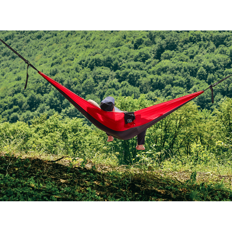 Casa si Gradina - Gradina si terasa - Balansoare si hamace - Hamace si suporturi - Hamac hikerjoy, material tip parasuta, ultra usor, portabil, 270x140 cm, curele prindere si carabine incluse, negru+rosu - Infinity.ro