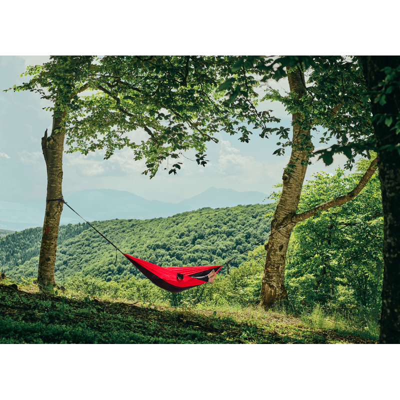 Casa si Gradina - Gradina si terasa - Balansoare si hamace - Hamace si suporturi - Hamac hikerjoy, material tip parasuta, ultra usor, portabil, 270x140 cm, curele prindere si carabine incluse, negru+rosu - Infinity.ro