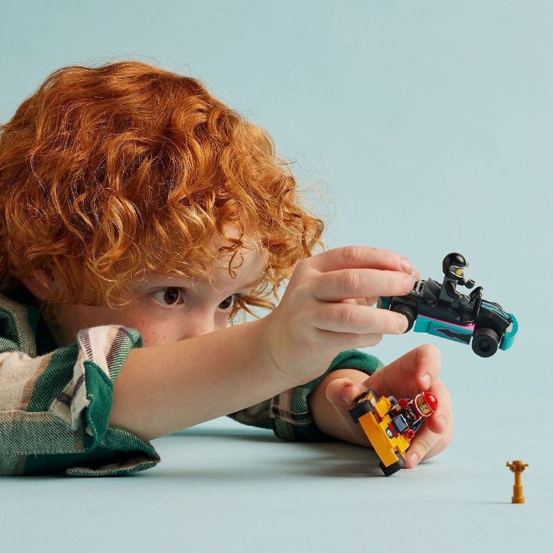 Jucarii, Copii si Bebe - Jucarii si jocuri - Seturi de constructie si cuburi - Seturi de constructie - Lego city carturi si piloti de curse 60400 - Infinity.ro
