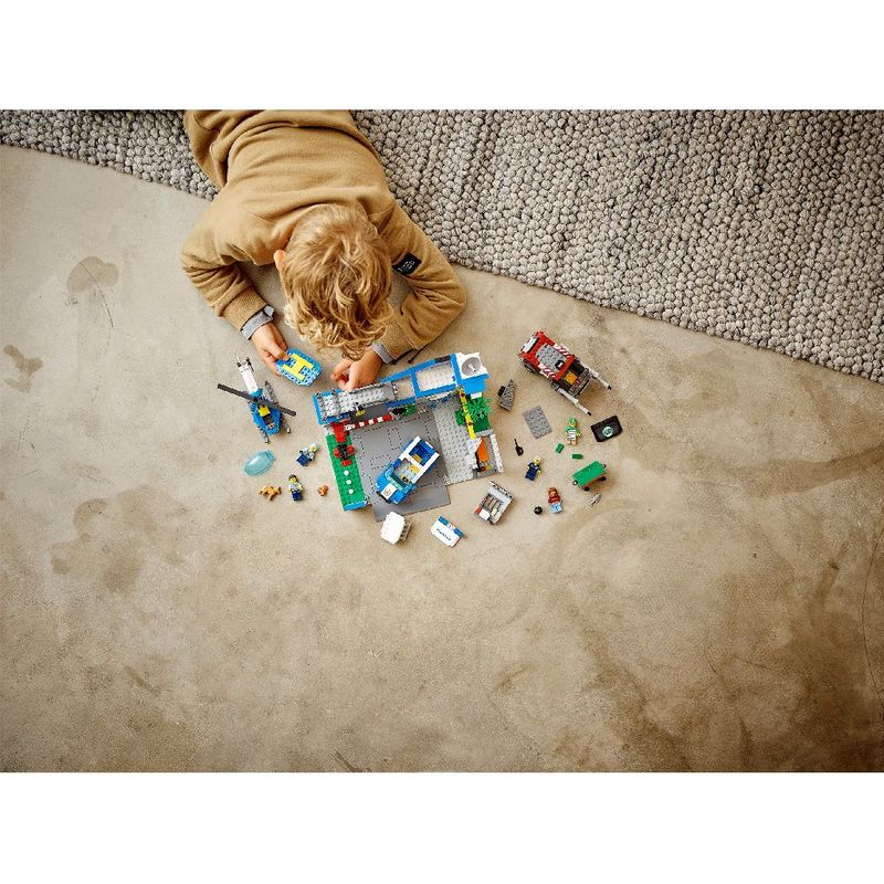 Jucarii, Copii si Bebe - Jucarii si jocuri - Seturi de constructie si cuburi - Seturi de constructie - Lego city sectie de politie 60316 - Infinity.ro