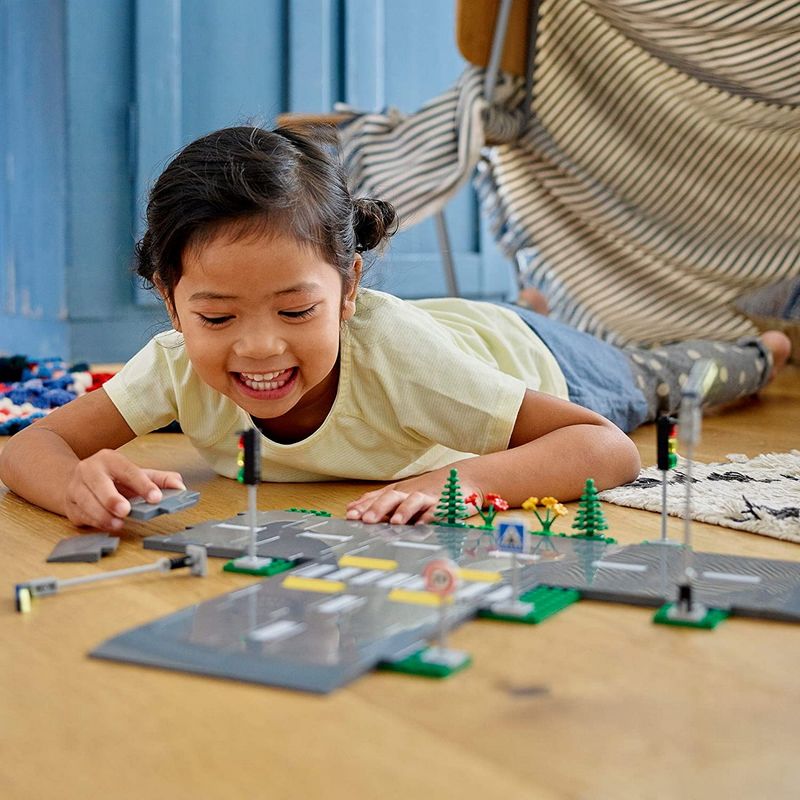 Jucarii, Copii si Bebe - Jucarii si jocuri - Seturi de constructie si cuburi - Seturi de constructie - Lego city  placi de drum 60304 - Infinity.ro