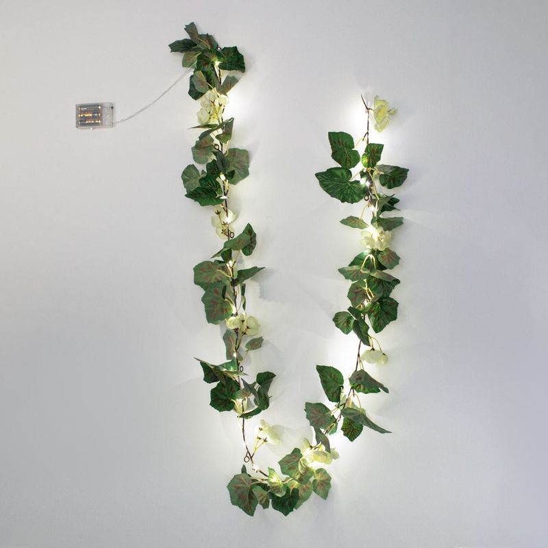 Casa si Gradina - Decoratiuni - Decoratiuni petrecere - Bannere si ghirlande decorative - Ghirlanda decorativa led, 1.8m, frunze mari verzi, flori albe, functioneaza cu baterii, lumina calda - Infinity.ro
