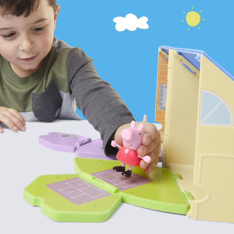 Jucarii, Copii si Bebe - Jucarii si jocuri - Figurine - Peppa pig locul de joaca apasa si deschide al lui peppa - Infinity.ro