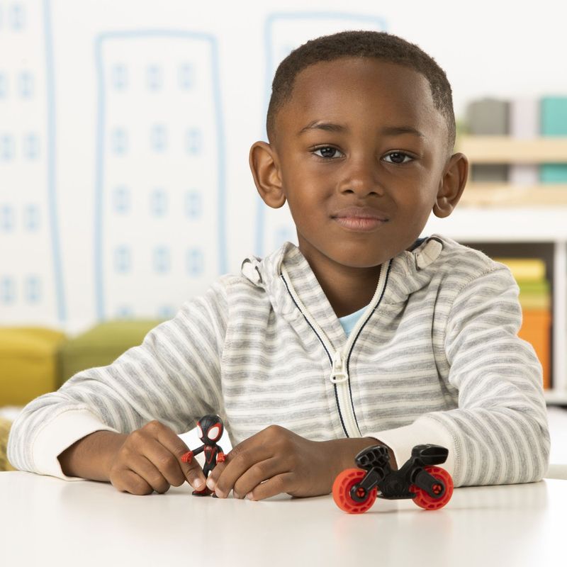 Jucarii, Copii si Bebe - Jucarii si jocuri - Figurine - Spiderman set motocicleta si figurina Miles Morales Spider Man 6cm - Infinity.ro