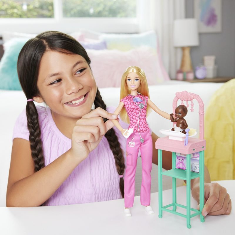 Jucarii, Copii si Bebe - Jucarii si jocuri - Papusi si accesorii - Papusi - Barbie cariere set mobilier cu papusa doctor pediatru blonda - Infinity.ro