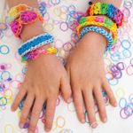 Jucarii, Copii si Bebe - Jucarii si jocuri - Jucarii & jocuri educative - Seturi de artizanat - Plexi flexi gherghef pentru impletit cu 800 elastice din cauciuc si 15 accesorii - Infinity.ro