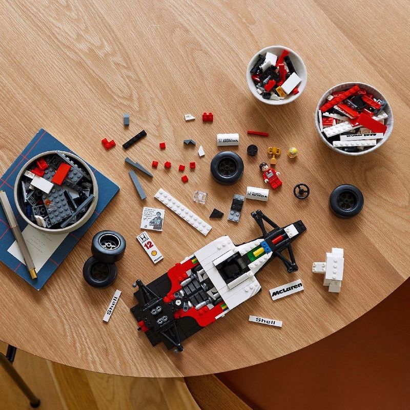 Jucarii, Copii si Bebe - Jucarii si jocuri - Seturi de constructie si cuburi - Seturi de constructie - Lego icons mclaren mp4/4 si ayrton senna 10330 - Infinity.ro