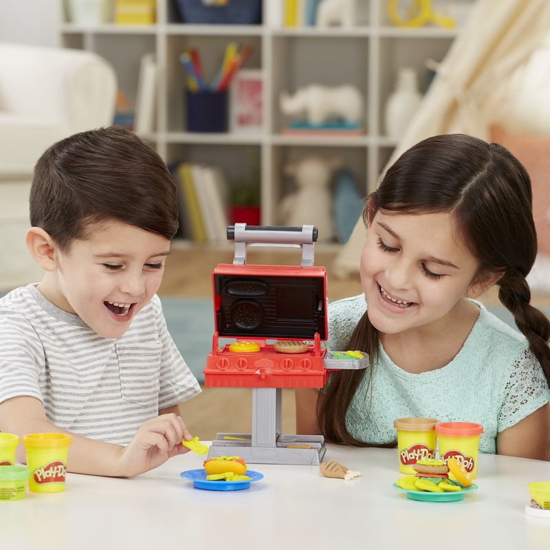Jucarii, Copii si Bebe - Jucarii si jocuri - Jucarii & jocuri educative - Pasta, lut si nisip modelabil - Play-doh set gratar cu forme si stampile - Infinity.ro