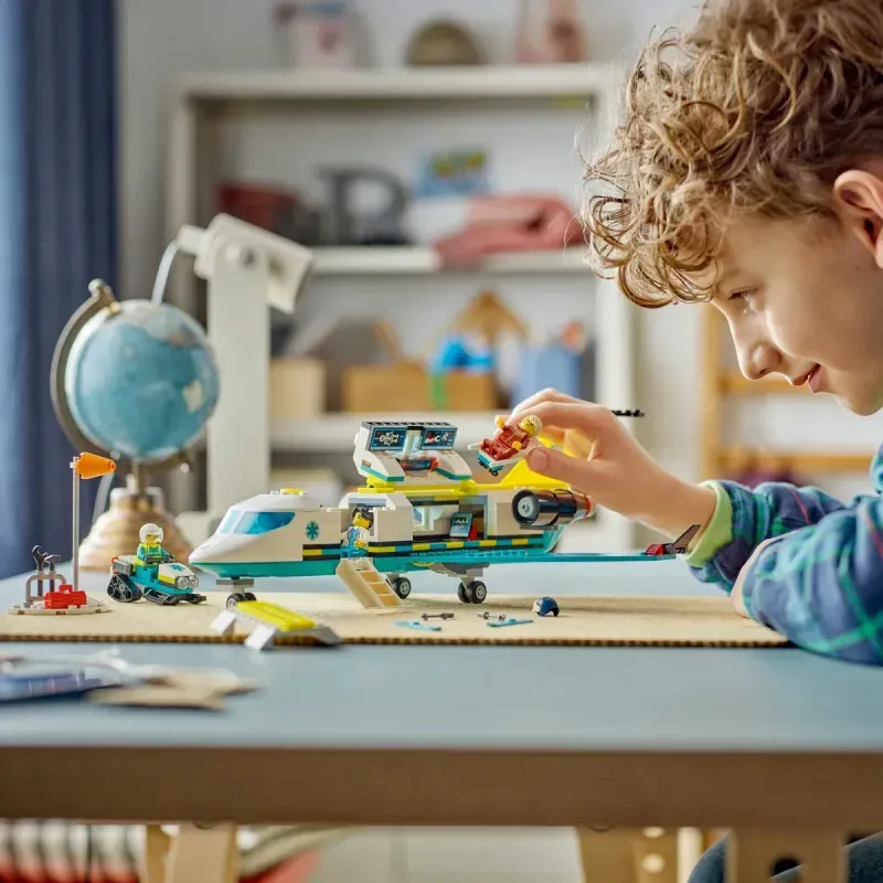 Jucarii, Copii si Bebe - Jucarii si jocuri - Seturi de constructie si cuburi - Seturi de constructie - Lego City Avion Ambulanta Pentru Urgente 60465 - Infinity.ro