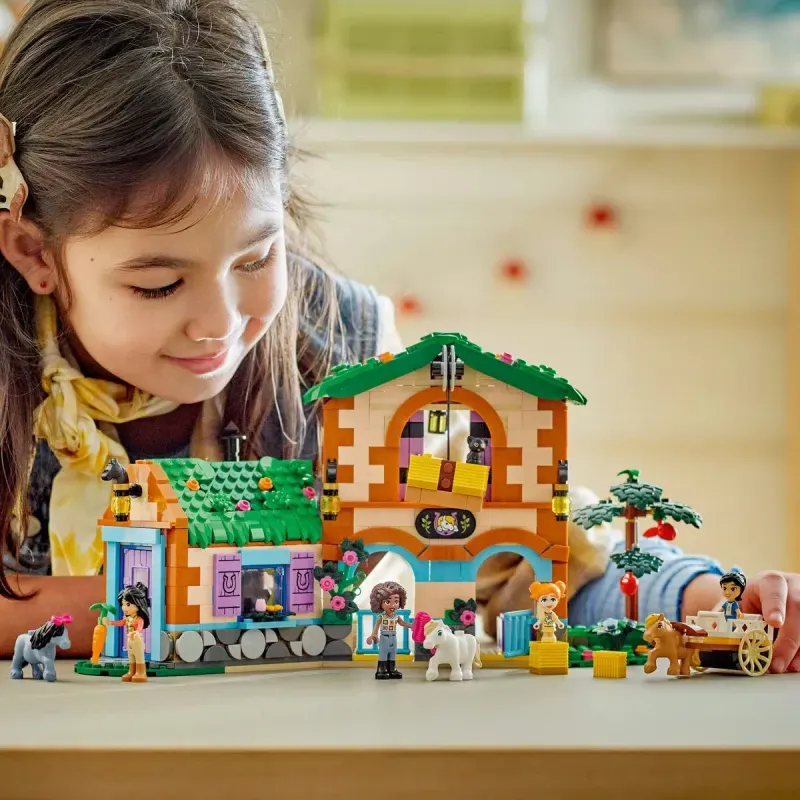 Jucarii, Copii si Bebe - Jucarii si jocuri - Seturi de constructie si cuburi - Seturi de constructie - Lego Friends Ferma Si Grajd Pentru Ponei 42654 - Infinity.ro