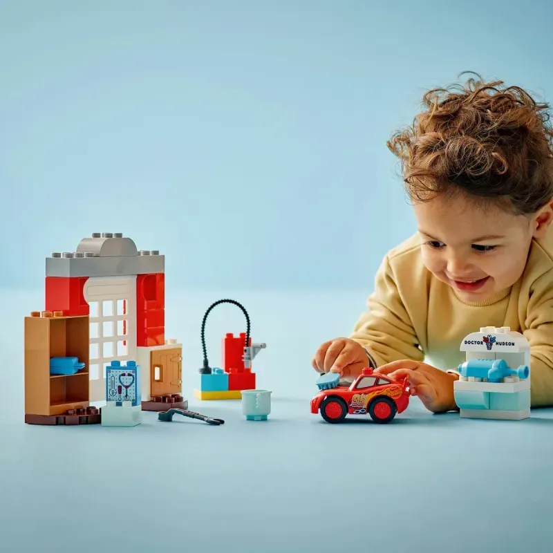 Jucarii, Copii si Bebe - Jucarii si jocuri - Seturi de constructie si cuburi - Seturi de constructie - Lego Duplo Vizita Lui Mcqueen La Garajul Lui Doc 10456 - Infinity.ro