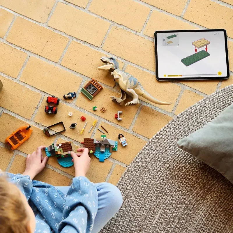 Jucarii, Copii si Bebe - Jucarii si jocuri - Seturi de constructie si cuburi - Seturi de constructie - Lego Jurassic World Renasterea Evadare Pe Rau Din Calea Unui T Rex 76975 - Infinity.ro