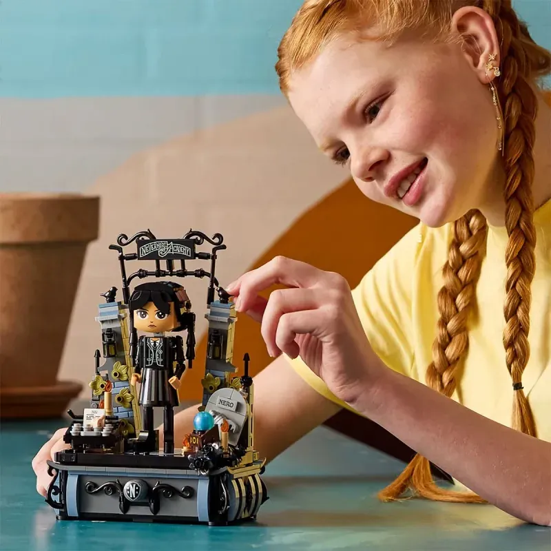 Jucarii, Copii si Bebe - Jucarii si jocuri - Seturi de constructie si cuburi - Seturi de constructie - Lego Wednesday Figurina Wednesday Addams 76780 - Infinity.ro