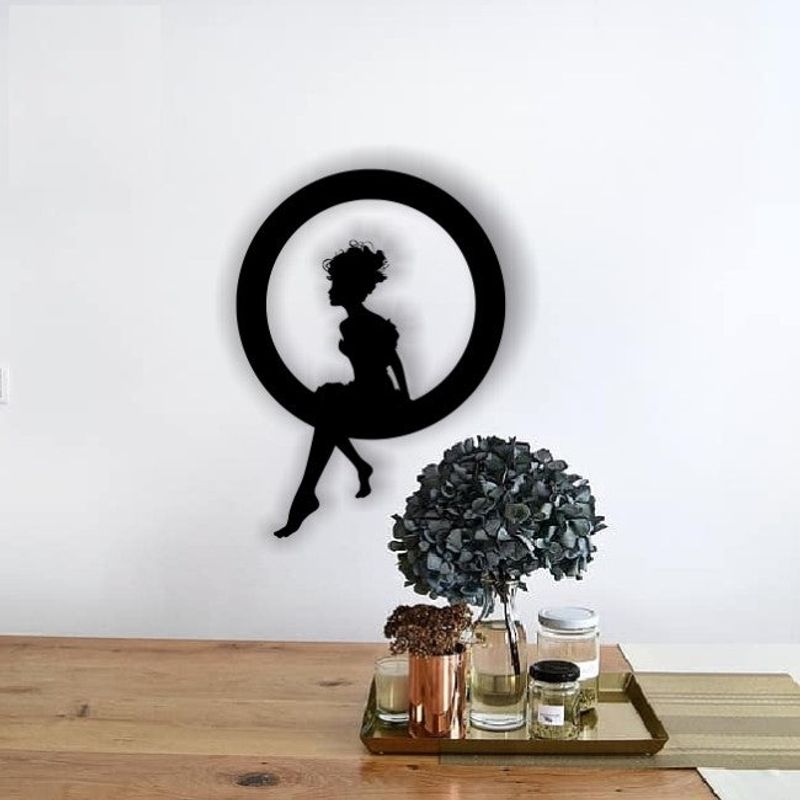 Casa si Gradina - Decoratiuni - Decoratiuni perete - Decor perete Personalizabil Fata din Cerc HHH146 din lemn - 28 L x 38 H (cm) - Infinity.ro