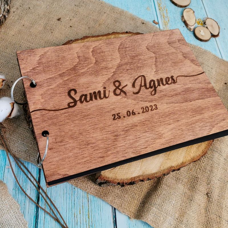 Market - Cadouri - Rame si albume foto - Album Foto GuestBook Nunta HH1639 Model Nume Personalizat din lemn 30 x 21 cm - Infinity.ro