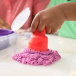 Jucarii, Copii si Bebe - Jucarii si jocuri - Jucarii & jocuri educative - Pasta, lut si nisip modelabil - Kinetic sand set geanta pentru plaja variety case - Infinity.ro