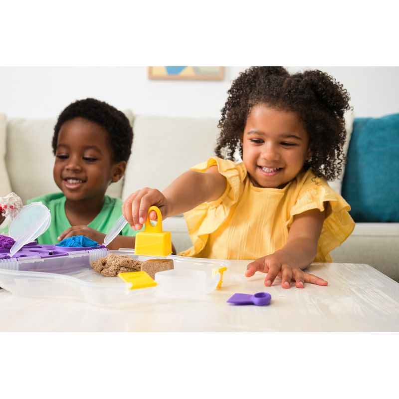 Jucarii, Copii si Bebe - Jucarii si jocuri - Jucarii & jocuri educative - Pasta, lut si nisip modelabil - Kinetic sand set geanta pentru plaja variety case - Infinity.ro