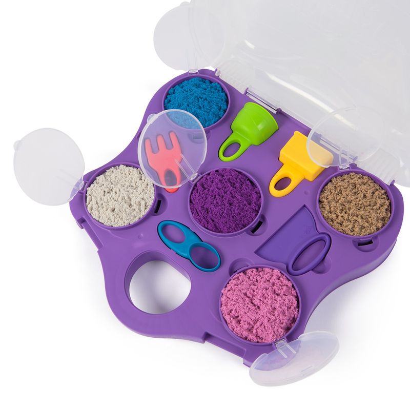 Jucarii, Copii si Bebe - Jucarii si jocuri - Jucarii & jocuri educative - Pasta, lut si nisip modelabil - Kinetic sand set geanta pentru plaja variety case - Infinity.ro
