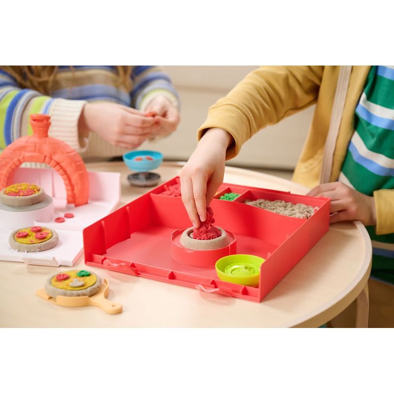 Jucarii, Copii si Bebe - Jucarii si jocuri - Jucarii & jocuri educative - Pasta, lut si nisip modelabil - Kinetic sand atelier pizza 453g - Infinity.ro