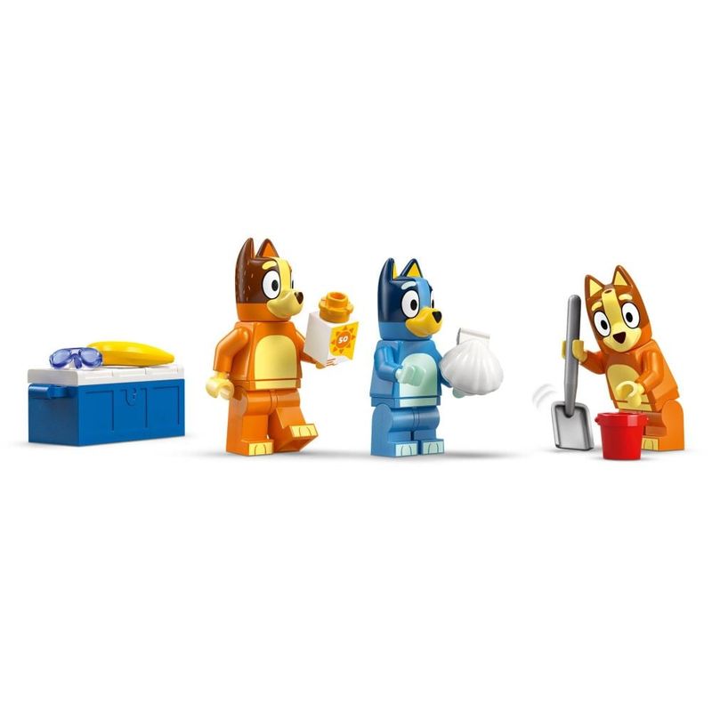 Jucarii, Copii si Bebe - Jucarii si jocuri - Seturi de constructie si cuburi - Seturi de constructie - LEGO Bluey Calatoria familiei lui Blue cu masina la plaja 11202 - Infinity.ro