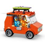 Jucarii, Copii si Bebe - Jucarii si jocuri - Seturi de constructie si cuburi - Seturi de constructie - LEGO Bluey Calatoria familiei lui Blue cu masina la plaja 11202 - Infinity.ro