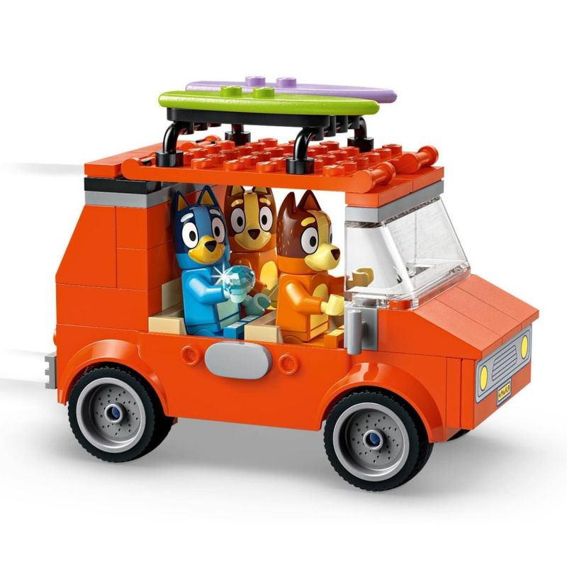 Jucarii, Copii si Bebe - Jucarii si jocuri - Seturi de constructie si cuburi - Seturi de constructie - LEGO Bluey Calatoria familiei lui Blue cu masina la plaja 11202 - Infinity.ro