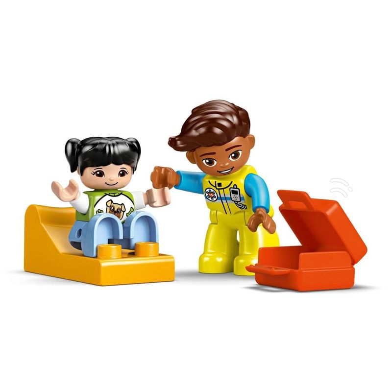 Jucarii, Copii si Bebe - Jucarii si jocuri - Seturi de constructie si cuburi - Seturi de constructie - LEGO DUPLO Ambulanta si sofer 10447 - Infinity.ro