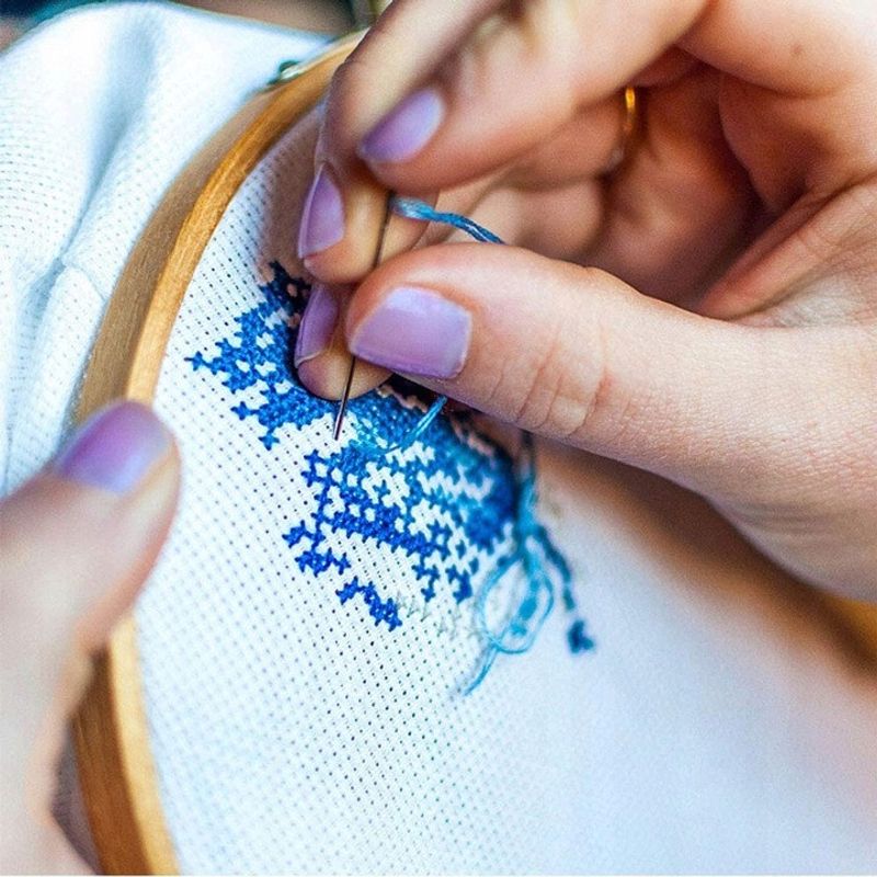 Casa si Gradina - Decoratiuni - DIY - Articole mercerie - Kit profesional de broderie, 50 fire colorate, 5 cercuri bambus, 30 ace + alte accesorii, marca ssmedia - Infinity.ro