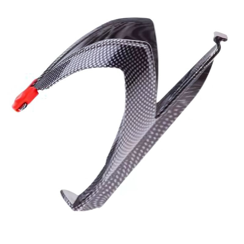 Sport si Outdoor - Ciclism - Accesorii pentru biciclete - Suporturi accesorii biciclete - Suport universal bidon bicicleta, plastic dur imitatie carbon, compatibil MTB sosea, fixare sigura, usor, rezistent - Infinity.ro