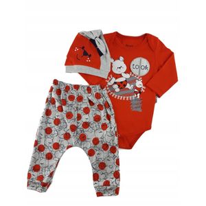 Set compleu haine copii, format din body, pantaloni si caciulita -model Winnie Pooh, marime 62-68