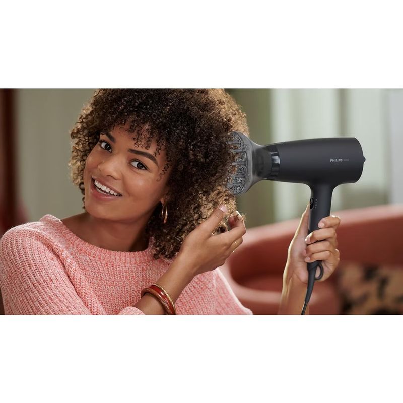 Ingrijire personala si Cosmetice - Aparate & accesorii ingrijire personala - Hair styling - Uscatoare de par - Uscator de par Philips BHD302/30, 1600W, accesoriu Thermo Protect, 3 setari de temperatura, difuzor, Negru - Infinity.ro