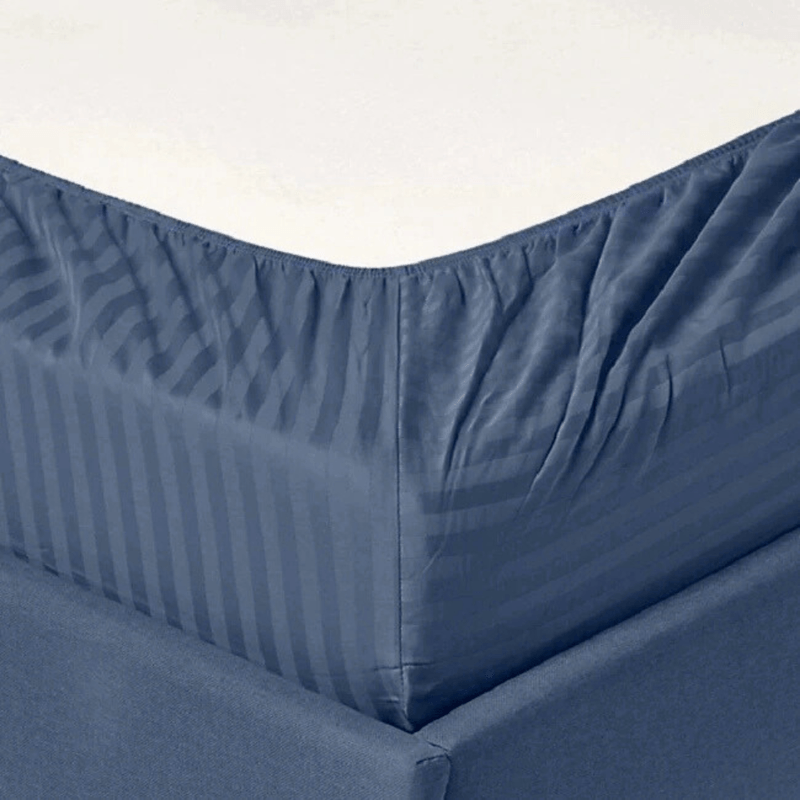 Casa si Gradina - Textile si covoare - Lenjerii de pat - Protectie saltea - Husa de pat cu elastic Kotonia Home Deco, 100% bumbac, Damasc Saten, dimensiune dungi 1 cm, Bleumarin, 100x200+20 cm - Infinity.ro